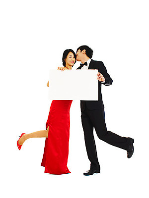 포토 JPG 스튜디오촬영 전신 커플 드레스 여자 기념일 남자 신부 포즈 신랑 결혼 나비넥타이 안내 알림판 실내 서기 미소 웃음 누끼 사람 동양인 정장 턱시도 손짓 이벤트 20대 성인 두명 빨간색 청춘 한국인 귓속말 알림 메모판 이브닝드레스 에프터드레스 피로연드레스 청년만 성인만 국내포토 옷 컬러 컨셉 관계 모션 넥타이 표정 인종 청년 내부 파일형식