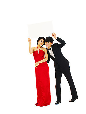 포토 JPG 스튜디오촬영 전신 커플 드레스 여자 기념일 남자 신부 포즈 신랑 결혼 나비넥타이 안내 알림판 실내 서기 미소 웃음 누끼 사람 동양인 정장 턱시도 손짓 이벤트 20대 성인 두명 빨간색 청춘 한국인 알림 메모판 이브닝드레스 에프터드레스 피로연드레스 청년만 성인만 국내포토 옷 컬러 컨셉 관계 모션 넥타이 표정 인종 청년 내부 파일형식