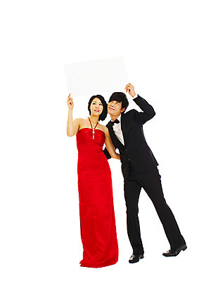 포토 JPG 스튜디오촬영 전신 커플 드레스 여자 기념일 남자 신부 포즈 신랑 결혼 나비넥타이 안내 알림판 실내 서기 미소 누끼 사람 동양인 정장 턱시도 손짓 이벤트 20대 성인 두명 빨간색 청춘 한국인 알림 메모판 이브닝드레스 에프터드레스 피로연드레스 청년만 성인만 국내포토 옷 컬러 컨셉 관계 모션 넥타이 표정 인종 청년 내부 파일형식