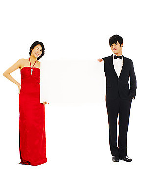 포토 JPG 스튜디오촬영 전신 커플 드레스 여자 기념일 남자 신부 포즈 신랑 결혼 나비넥타이 안내 알림판 실내 서기 미소 누끼 사람 동양인 정장 턱시도 손짓 이벤트 20대 성인 두명 빨간색 청춘 한국인 알림 메모판 이브닝드레스 에프터드레스 피로연드레스 청년만 성인만 국내포토 옷 컬러 컨셉 관계 모션 넥타이 표정 인종 청년 내부 파일형식