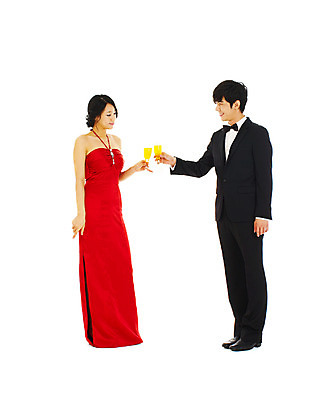 포토 JPG 스튜디오촬영 전신 커플 드레스 여자 기념일 남자 음료 신부 음식 포즈 신랑 결혼 나비넥타이 잔 실내 서기 미소 웃음 누끼 사람 동양인 정장 턱시도 손짓 이벤트 20대 성인 두명 빨간색 청춘 한국인 칵테일 건배 이브닝드레스 에프터드레스 피로연드레스 청년만 성인만 국내포토 식기 옷 컬러 컨셉 관계 모션 넥타이 주류 표정 인종 청년 내부 파일형식