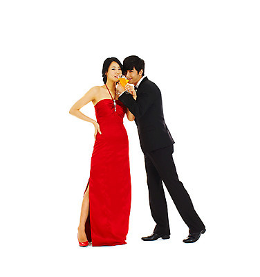 포토 JPG 스튜디오촬영 전신 커플 드레스 여자 기념일 남자 음료 신부 음식 포즈 신랑 결혼 나비넥타이 잔 실내 서기 미소 웃음 누끼 사람 동양인 정장 턱시도 손짓 이벤트 20대 성인 두명 빨간색 청춘 한국인 칵테일 이브닝드레스 러브샷 에프터드레스 피로연드레스 청년만 성인만 국내포토 식기 옷 컬러 컨셉 관계 모션 넥타이 주류 표정 인종 청년 내부 파일형식