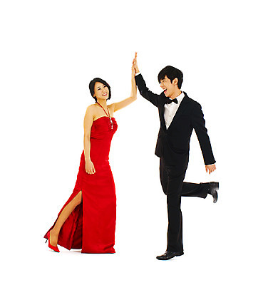 포토 JPG 스튜디오촬영 전신 커플 드레스 여자 기념일 남자 신부 포즈 신랑 결혼 나비넥타이 실내 서기 미소 웃음 누끼 사람 동양인 정장 턱시도 손짓 이벤트 20대 성인 두명 빨간색 청춘 파이팅 한국인 하이파이브 이브닝드레스 에프터드레스 피로연드레스 청년만 성인만 국내포토 옷 컬러 컨셉 관계 모션 넥타이 표정 인종 청년 내부 파일형식