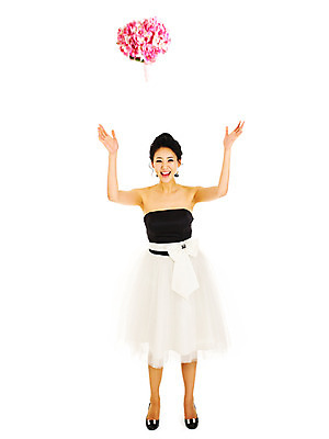 포토 JPG 스튜디오촬영 전신 드레스 여자 기념일 꽃 신부 부케 웨딩드레스 포즈 결혼 실내 한명 서기 미소 웃음 누끼 사람 동양인 손짓 이벤트 20대 성인 한국인 미니드레스 부케던지기 여자만 여자한명만 성인여자만 청년만 청년여자만 성인한명만 청년여자한명만 성인여자한명만 성인만 국내포토 식물 1 옷 꽃다발 모션 표정 인종 청년 내부 파일형식