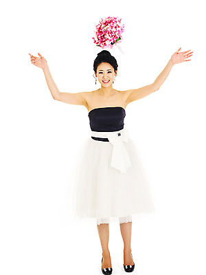 포토 JPG 스튜디오촬영 전신 드레스 여자 기념일 꽃 신부 부케 웨딩드레스 포즈 결혼 실내 한명 서기 미소 웃음 누끼 사람 동양인 손짓 이벤트 20대 성인 한국인 미니드레스 부케던지기 여자만 여자한명만 성인여자만 청년만 청년여자만 성인한명만 청년여자한명만 성인여자한명만 성인만 국내포토 식물 1 옷 꽃다발 모션 표정 인종 청년 내부 파일형식