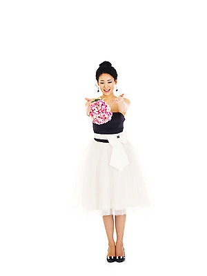 포토 JPG 스튜디오촬영 전신 드레스 여자 기념일 꽃 신부 부케 웨딩드레스 포즈 결혼 실내 한명 서기 미소 웃음 누끼 사람 동양인 손짓 이벤트 20대 성인 한국인 미니드레스 부케던지기 여자만 여자한명만 성인여자만 청년만 청년여자만 성인한명만 청년여자한명만 성인여자한명만 성인만 국내포토 식물 1 옷 꽃다발 모션 표정 인종 청년 내부 파일형식