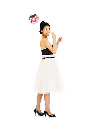 포토 JPG 스튜디오촬영 전신 드레스 여자 기념일 꽃 신부 부케 웨딩드레스 포즈 결혼 실내 한명 서기 미소 웃음 누끼 사람 동양인 손짓 이벤트 20대 성인 한국인 미니드레스 부케던지기 여자만 여자한명만 성인여자만 청년만 청년여자만 성인한명만 청년여자한명만 성인여자한명만 성인만 국내포토 식물 1 옷 꽃다발 모션 표정 인종 청년 내부 파일형식