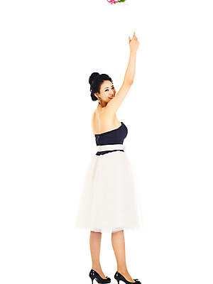 포토 JPG 스튜디오촬영 전신 드레스 여자 기념일 꽃 신부 부케 웨딩드레스 포즈 결혼 실내 한명 서기 미소 웃음 누끼 사람 동양인 손짓 이벤트 20대 성인 한국인 미니드레스 부케던지기 여자만 여자한명만 성인여자만 청년만 청년여자만 성인한명만 청년여자한명만 성인여자한명만 성인만 국내포토 식물 1 옷 꽃다발 모션 표정 인종 청년 내부 파일형식