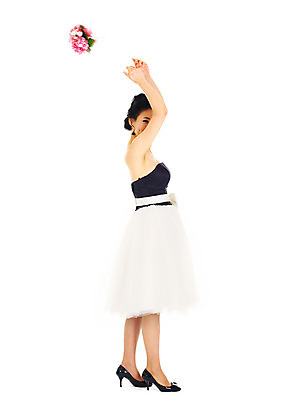 포토 JPG 스튜디오촬영 전신 드레스 여자 기념일 꽃 신부 부케 웨딩드레스 포즈 결혼 실내 한명 서기 누끼 사람 동양인 손짓 이벤트 20대 성인 한국인 미니드레스 부케던지기 여자만 여자한명만 성인여자만 청년만 청년여자만 성인한명만 청년여자한명만 성인여자한명만 성인만 국내포토 식물 1 옷 꽃다발 모션 인종 청년 내부 파일형식