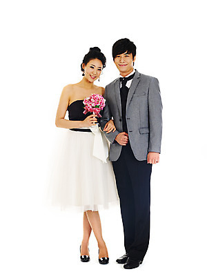 포토 JPG 스튜디오촬영 전신 커플 드레스 여자 기념일 남자 꽃 신부 부케 웨딩드레스 포즈 신랑 결혼 프로포즈 나비넥타이 실내 서기 미소 웃음 누끼 사람 동양인 정장 턱시도 손짓 이벤트 두명 팔짱 한국인 미니드레스 국내포토 식물 옷 꽃다발 관계 모션 넥타이 표정 인종 내부 파일형식