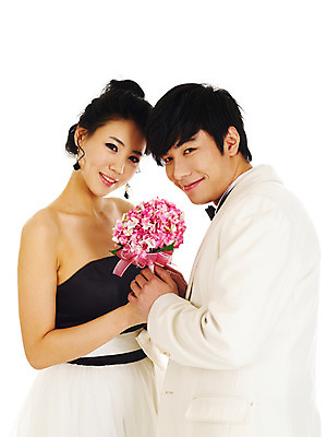 포토 JPG 스튜디오촬영 커플 드레스 여자 기념일 남자 꽃 신부 부케 웨딩드레스 포즈 신랑 결혼 프로포즈 나비넥타이 실내 서기 미소 웃음 누끼 사람 동양인 정장 턱시도 손짓 이벤트 상반신 두명 한국인 미니드레스 국내포토 식물 옷 꽃다발 관계 모션 넥타이 표정 인종 내부 파일형식