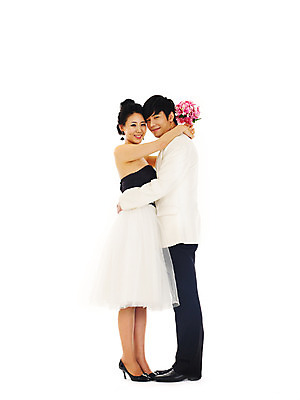 포토 JPG 스튜디오촬영 전신 커플 드레스 여자 기념일 남자 꽃 신부 부케 웨딩드레스 포즈 신랑 결혼 프로포즈 안기 나비넥타이 실내 서기 미소 웃음 누끼 사람 동양인 정장 턱시도 손짓 이벤트 두명 한국인 미니드레스 국내포토 식물 옷 꽃다발 관계 모션 넥타이 표정 인종 내부 파일형식