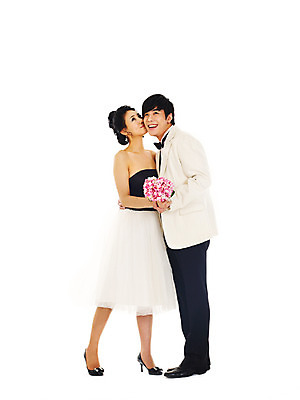 포토 JPG 스튜디오촬영 전신 커플 드레스 여자 기념일 남자 꽃 신부 부케 웨딩드레스 포즈 신랑 결혼 프로포즈 나비넥타이 키스 실내 서기 미소 웃음 누끼 사람 동양인 정장 턱시도 손짓 이벤트 두명 한국인 미니드레스 국내포토 식물 옷 꽃다발 관계 모션 넥타이 표정 인종 내부 애정표현 파일형식