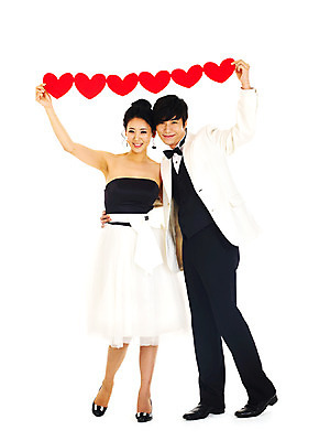 포토 JPG 스튜디오촬영 전신 커플 드레스 여자 기념일 남자 신부 웨딩드레스 포즈 신랑 결혼 프로포즈 나비넥타이 실내 서기 미소 웃음 누끼 사람 동양인 정장 턱시도 손짓 이벤트 두명 한국인 하트 미니드레스 국내포토 모양 옷 관계 모션 넥타이 표정 인종 내부 파일형식