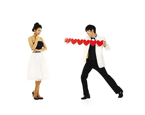 포토 JPG 스튜디오촬영 전신 커플 드레스 여자 기념일 남자 신부 웨딩드레스 포즈 신랑 결혼 프로포즈 나비넥타이 실내 서기 미소 웃음 누끼 사람 동양인 정장 턱시도 손짓 이벤트 두명 한국인 하트 미니드레스 국내포토 모양 옷 관계 모션 넥타이 표정 인종 내부 파일형식