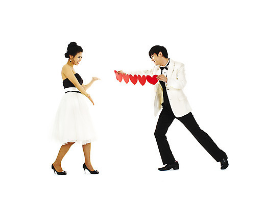 포토 JPG 스튜디오촬영 전신 커플 드레스 여자 기념일 남자 신부 웨딩드레스 포즈 신랑 결혼 프로포즈 나비넥타이 실내 서기 미소 웃음 누끼 사람 동양인 정장 턱시도 손짓 이벤트 두명 한국인 하트 미니드레스 국내포토 모양 옷 관계 모션 넥타이 표정 인종 내부 파일형식