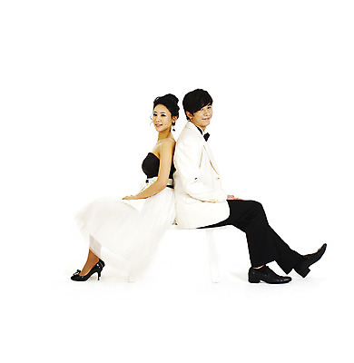 포토 JPG 스튜디오촬영 전신 커플 드레스 여자 기념일 남자 신부 웨딩드레스 포즈 신랑 결혼 프로포즈 나비넥타이 실내 미소 웃음 누끼 사람 앉기 동양인 정장 턱시도 손짓 이벤트 두명 옆모습 한국인 등맞대기 미니드레스 국내포토 옷 뷰포인트 관계 모션 넥타이 표정 인종 내부 파일형식