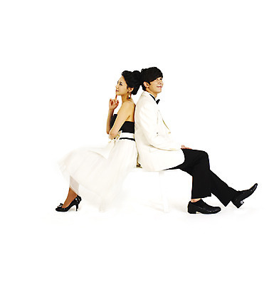 포토 JPG 스튜디오촬영 전신 커플 드레스 여자 기념일 남자 신부 웨딩드레스 포즈 신랑 결혼 프로포즈 생각 나비넥타이 실내 미소 웃음 누끼 사람 앉기 동양인 정장 턱시도 손짓 이벤트 두명 옆모습 한국인 고민 미니드레스 국내포토 옷 감정 뷰포인트 관계 모션 넥타이 표정 인종 내부 파일형식