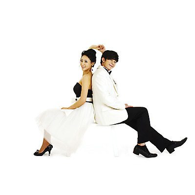 포토 JPG 스튜디오촬영 전신 커플 드레스 여자 기념일 남자 신부 웨딩드레스 포즈 신랑 결혼 프로포즈 나비넥타이 실내 미소 웃음 누끼 사람 앉기 동양인 정장 턱시도 손짓 이벤트 두명 옆모습 손잡기 한국인 등맞대기 미니드레스 국내포토 옷 뷰포인트 관계 모션 넥타이 표정 인종 내부 파일형식