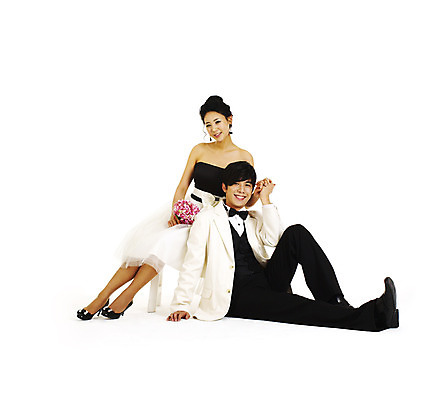 포토 JPG 스튜디오촬영 전신 커플 드레스 여자 기념일 남자 꽃 신부 부케 웨딩드레스 포즈 신랑 결혼 프로포즈 나비넥타이 실내 미소 웃음 누끼 사람 앉기 동양인 정장 턱시도 손짓 이벤트 두명 손잡기 기댐 한국인 미니드레스 국내포토 식물 옷 꽃다발 관계 모션 넥타이 표정 인종 내부 파일형식