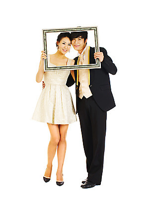 포토 JPG 스튜디오촬영 전신 커플 드레스 여자 기념일 남자 포즈 액자 결혼 프레임 실내 서기 미소 웃음 누끼 사람 동양인 정장 턱시도 손짓 이벤트 두명 앞모습 한국인 테두리 미니드레스 국내포토 옷 뷰포인트 관계 모션 표정 인종 내부 파일형식