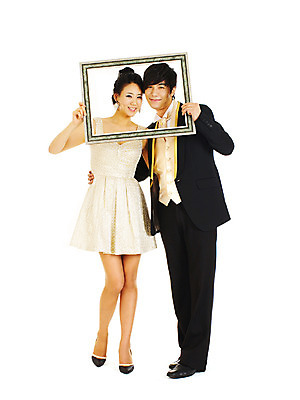 포토 JPG 스튜디오촬영 전신 커플 드레스 여자 기념일 남자 포즈 액자 결혼 프레임 실내 서기 미소 웃음 누끼 사람 동양인 정장 턱시도 손짓 이벤트 두명 앞모습 한국인 테두리 미니드레스 국내포토 옷 뷰포인트 관계 모션 표정 인종 내부 파일형식