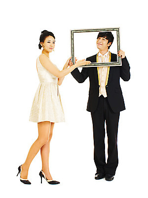 포토 JPG 스튜디오촬영 전신 커플 드레스 여자 기념일 남자 포즈 액자 결혼 프레임 실내 서기 미소 웃음 누끼 사람 동양인 정장 턱시도 손짓 이벤트 두명 앞모습 옆모습 한국인 테두리 미니드레스 국내포토 옷 뷰포인트 관계 모션 표정 인종 내부 파일형식