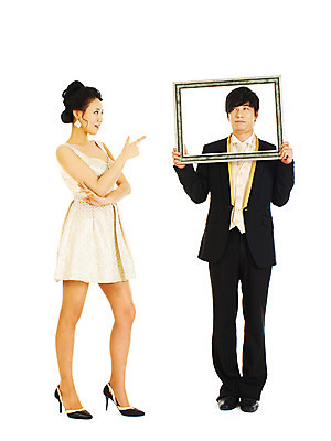 포토 JPG 스튜디오촬영 전신 커플 드레스 여자 기념일 남자 포즈 액자 결혼 프레임 실내 서기 누끼 사람 동양인 정장 턱시도 손짓 이벤트 두명 앞모습 옆모습 한국인 엄지손가락 검지손가락 가리킴 테두리 미니드레스 국내포토 옷 뷰포인트 손가락 관계 모션 인종 내부 파일형식
