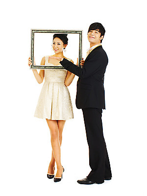 포토 JPG 스튜디오촬영 전신 커플 드레스 여자 기념일 남자 포즈 액자 결혼 프레임 실내 서기 미소 웃음 누끼 사람 동양인 정장 턱시도 손짓 이벤트 두명 앞모습 한국인 테두리 미니드레스 국내포토 옷 뷰포인트 관계 모션 표정 인종 내부 파일형식