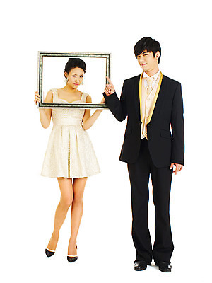 포토 JPG 스튜디오촬영 전신 커플 드레스 여자 기념일 남자 포즈 액자 결혼 프레임 실내 서기 누끼 사람 동양인 정장 턱시도 손짓 이벤트 두명 앞모습 한국인 테두리 미니드레스 국내포토 옷 뷰포인트 관계 모션 인종 내부 파일형식