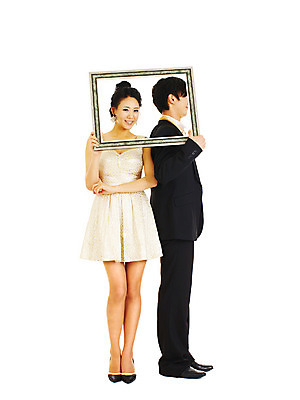 포토 JPG 스튜디오촬영 전신 커플 드레스 여자 기념일 남자 포즈 액자 결혼 프레임 실내 서기 미소 웃음 누끼 사람 동양인 정장 턱시도 손짓 이벤트 두명 앞모습 옆모습 한국인 테두리 미니드레스 국내포토 옷 뷰포인트 관계 모션 표정 인종 내부 파일형식