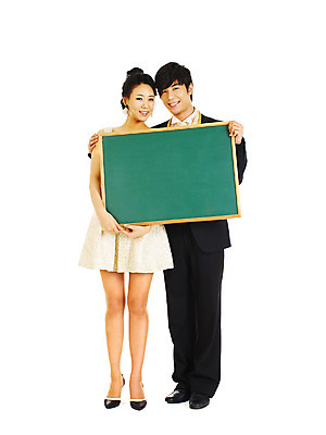 포토 JPG 스튜디오촬영 전신 커플 드레스 여자 기념일 남자 포즈 결혼 알림판 실내 서기 미소 웃음 누끼 사람 동양인 정장 턱시도 손짓 이벤트 두명 앞모습 칠판 한국인 알림 미니드레스 메모판 국내포토 옷 뷰포인트 관계 모션 표정 인종 내부 파일형식