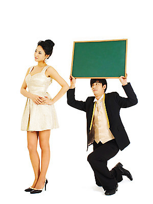 포토 JPG 스튜디오촬영 전신 커플 드레스 여자 기념일 남자 포즈 결혼 생각 알림판 실내 서기 누끼 사람 동양인 정장 턱시도 손짓 이벤트 두명 앞모습 칠판 한국인 알림 고민 미니드레스 메모판 갈등 국내포토 옷 감정 뷰포인트 관계 모션 인종 내부 파일형식