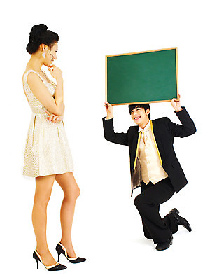 포토 JPG 스튜디오촬영 전신 커플 드레스 여자 기념일 남자 포즈 결혼 생각 알림판 실내 서기 미소 웃음 누끼 사람 동양인 정장 턱시도 손짓 이벤트 두명 앞모습 칠판 한국인 알림 고민 미니드레스 메모판 갈등 국내포토 옷 감정 뷰포인트 관계 모션 표정 인종 내부 파일형식