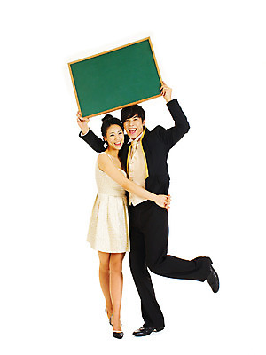 포토 JPG 스튜디오촬영 전신 커플 드레스 여자 기념일 남자 포즈 결혼 알림판 실내 서기 미소 웃음 누끼 사람 동양인 정장 턱시도 손짓 이벤트 두명 앞모습 칠판 한국인 알림 미니드레스 메모판 국내포토 옷 뷰포인트 관계 모션 표정 인종 내부 파일형식