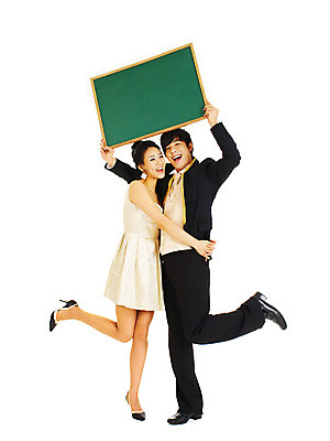 포토 JPG 스튜디오촬영 전신 커플 드레스 여자 기념일 남자 포즈 결혼 알림판 실내 서기 미소 웃음 누끼 사람 동양인 정장 턱시도 손짓 이벤트 두명 앞모습 칠판 한국인 알림 미니드레스 메모판 국내포토 옷 뷰포인트 관계 모션 표정 인종 내부 파일형식