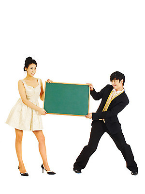 포토 JPG 스튜디오촬영 전신 커플 드레스 여자 기념일 남자 포즈 결혼 알림판 실내 서기 미소 웃음 누끼 사람 동양인 정장 턱시도 손짓 이벤트 두명 앞모습 칠판 한국인 알림 미니드레스 메모판 국내포토 옷 뷰포인트 관계 모션 표정 인종 내부 파일형식