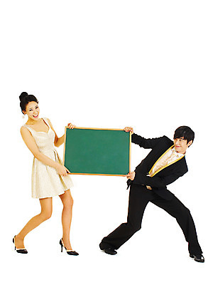 포토 JPG 스튜디오촬영 전신 커플 드레스 여자 기념일 남자 포즈 결혼 알림판 실내 서기 미소 웃음 누끼 사람 동양인 정장 턱시도 손짓 이벤트 두명 앞모습 칠판 한국인 알림 미니드레스 메모판 국내포토 옷 뷰포인트 관계 모션 표정 인종 내부 파일형식