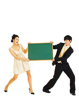 포토 JPG 스튜디오촬영 전신 커플 드레스 여자 기념일 남자 포즈 결혼 알림판 실내 서기 미소 웃음 누끼 사람 동양인 정장 턱시도 손짓 이벤트 두명 앞모습 칠판 한국인 알림 미니드레스 메모판 국내포토 옷 뷰포인트 관계 모션 표정 인종 내부 파일형식