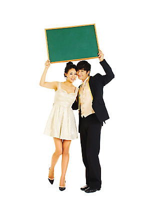 포토 JPG 스튜디오촬영 전신 커플 드레스 여자 기념일 남자 포즈 결혼 알림판 실내 서기 미소 웃음 누끼 사람 동양인 정장 턱시도 손짓 이벤트 두명 앞모습 칠판 한국인 알림 미니드레스 메모판 국내포토 옷 뷰포인트 관계 모션 표정 인종 내부 파일형식