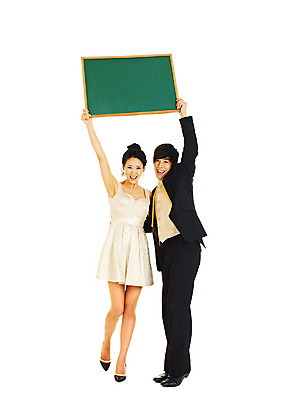 포토 JPG 스튜디오촬영 전신 커플 드레스 여자 기념일 남자 포즈 결혼 알림판 실내 서기 미소 웃음 누끼 사람 동양인 정장 턱시도 손짓 이벤트 두명 앞모습 칠판 한국인 알림 미니드레스 메모판 국내포토 옷 뷰포인트 관계 모션 표정 인종 내부 파일형식