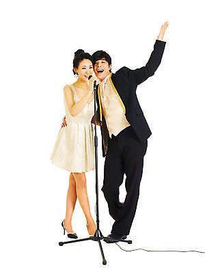 포토 JPG 스튜디오촬영 전신 커플 드레스 여자 기념일 남자 포즈 결혼 노래 실내 서기 미소 웃음 누끼 사람 동양인 정장 턱시도 손짓 이벤트 두명 앞모습 공연 만세 한국인 스탠드마이크 마이크 미니드레스 국내포토 옷 음악 뷰포인트 음향기기 관계 모션 표정 인종 내부 파일형식