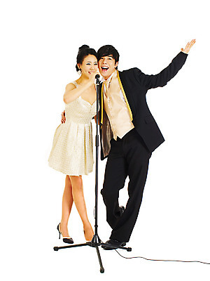 포토 JPG 스튜디오촬영 전신 커플 드레스 여자 기념일 남자 포즈 결혼 노래 실내 서기 미소 웃음 누끼 사람 동양인 정장 턱시도 손짓 이벤트 두명 앞모습 공연 만세 한국인 스탠드마이크 마이크 미니드레스 국내포토 옷 음악 뷰포인트 음향기기 관계 모션 표정 인종 내부 파일형식