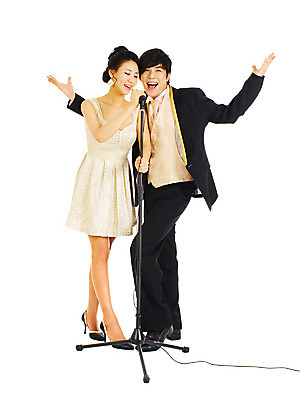 포토 JPG 스튜디오촬영 전신 커플 드레스 여자 기념일 남자 포즈 결혼 노래 실내 서기 미소 웃음 누끼 사람 동양인 정장 턱시도 손짓 이벤트 두명 앞모습 공연 만세 한국인 스탠드마이크 마이크 미니드레스 국내포토 옷 음악 뷰포인트 음향기기 관계 모션 표정 인종 내부 파일형식