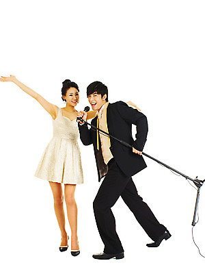 포토 JPG 스튜디오촬영 전신 커플 드레스 여자 기념일 남자 포즈 결혼 노래 실내 서기 미소 웃음 누끼 사람 동양인 정장 턱시도 손짓 이벤트 두명 앞모습 공연 만세 한국인 스탠드마이크 마이크 미니드레스 국내포토 옷 음악 뷰포인트 음향기기 관계 모션 표정 인종 내부 파일형식