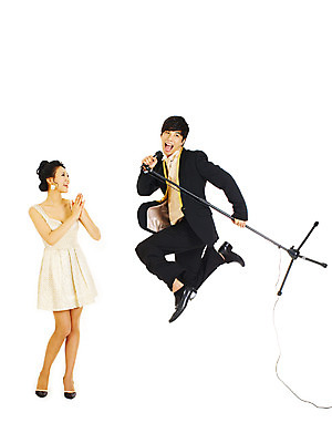 포토 JPG 스튜디오촬영 전신 커플 드레스 여자 기념일 남자 포즈 결혼 노래 실내 서기 미소 웃음 누끼 사람 동양인 정장 턱시도 손짓 이벤트 두명 앞모습 점프 공연 한국인 스탠드마이크 마이크 미니드레스 국내포토 옷 음악 뷰포인트 음향기기 관계 모션 표정 인종 내부 파일형식