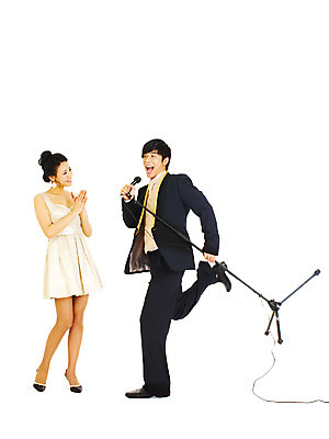 포토 JPG 스튜디오촬영 전신 커플 드레스 여자 기념일 남자 포즈 결혼 노래 실내 서기 미소 웃음 누끼 사람 동양인 정장 턱시도 손짓 이벤트 두명 앞모습 공연 한국인 스탠드마이크 마이크 미니드레스 국내포토 옷 음악 뷰포인트 음향기기 관계 모션 표정 인종 내부 파일형식