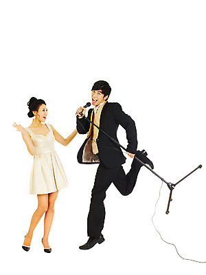 포토 JPG 스튜디오촬영 전신 커플 드레스 여자 기념일 남자 포즈 결혼 노래 실내 서기 미소 웃음 누끼 사람 동양인 정장 턱시도 손짓 이벤트 두명 앞모습 공연 한국인 스탠드마이크 마이크 미니드레스 국내포토 옷 음악 뷰포인트 음향기기 관계 모션 표정 인종 내부 파일형식