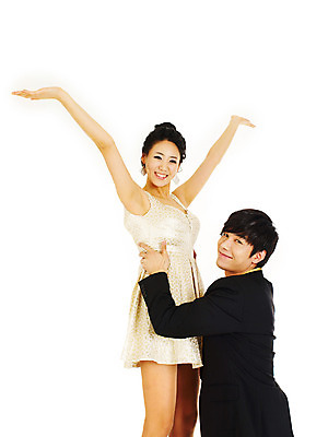 포토 JPG 스튜디오촬영 커플 드레스 여자 기념일 남자 포즈 결혼 안기 실내 서기 미소 웃음 누끼 사람 동양인 정장 턱시도 손짓 이벤트 상반신 두명 옆모습 만세 한국인 미니드레스 국내포토 옷 뷰포인트 관계 모션 표정 인종 내부 파일형식