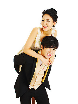 포토 JPG 스튜디오촬영 커플 드레스 여자 기념일 남자 포즈 결혼 실내 서기 미소 웃음 사람 동양인 정장 턱시도 손짓 이벤트 상반신 두명 앞모습 한국인 미니드레스 업기 업어주기 국내포토 옷 뷰포인트 관계 모션 표정 인종 내부 파일형식